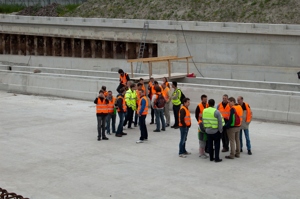 20110528-142218.jpg - Enige individuen die zich ophouden in de tunnelbak op de Dag van de Bouw, 28 mei 2011.