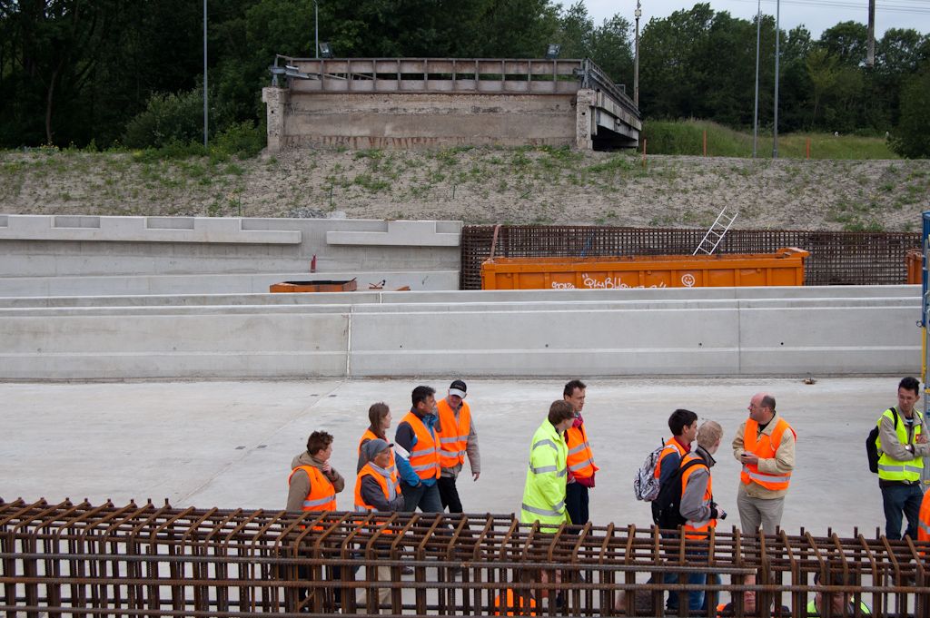 20110528-142501.jpg - Er is reeds een gedeelte van het viaduct gesloopt, en het lijkt duidelijk dat er niets voor in de plaats komt. Een groot verlies voor de snelweg-spotter.