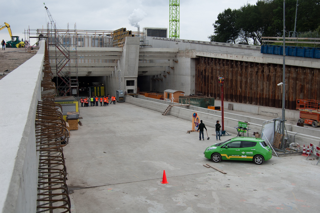 20110528-142707.jpg - Noordelijke tunnelmond met wapeningsuitsteeksels voor de afwerking. Een zelfde indruk ontstaat als bij het nieuwe ringvaartaquaduct in de A4: er wordt  geen poging gedaan om de nieuwe onderdoorgang te laten lijken op de historische ernaast.