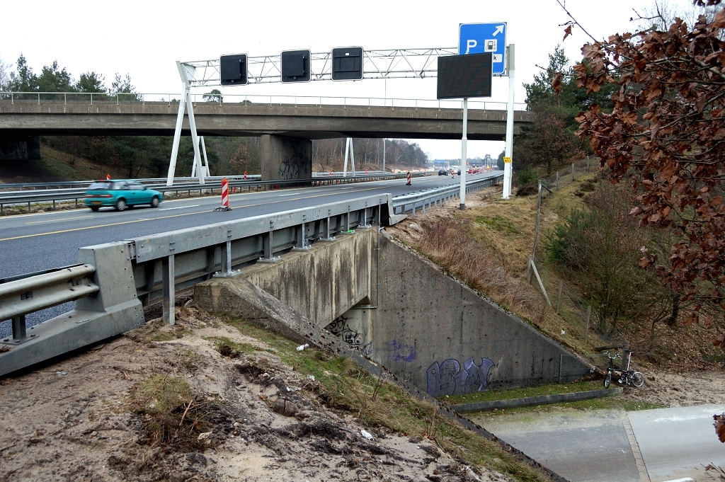 20110220-130915.JPG - Het heuvelachtige landschap waar de A50 tussen de Nederrijn en het knooppunt Grijsoord is gesitueerd kan verwarring wekken over de hoogteniveau's. Zo heeft de fietser vanuit de richting Oosterbeek de indruk dat hij op maaiveldhoogte rijdt, en percipieert de A50 op niveau 1 en de spoorlijn op niveau 2...