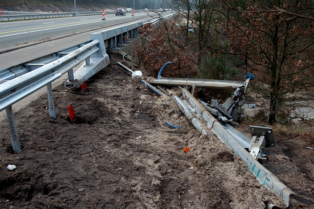 20110220-131828.JPG - De barrier is eveneens nieuw. De resten van de blauw gelakte oorspronkelijke brugleuning zijn nog zichtbaar. De ruimtereservering op het viaduct uit de jaren 70 lijkt hier dan ook wat minder royaal dan op het viaduct Amsterdamseweg/N224.