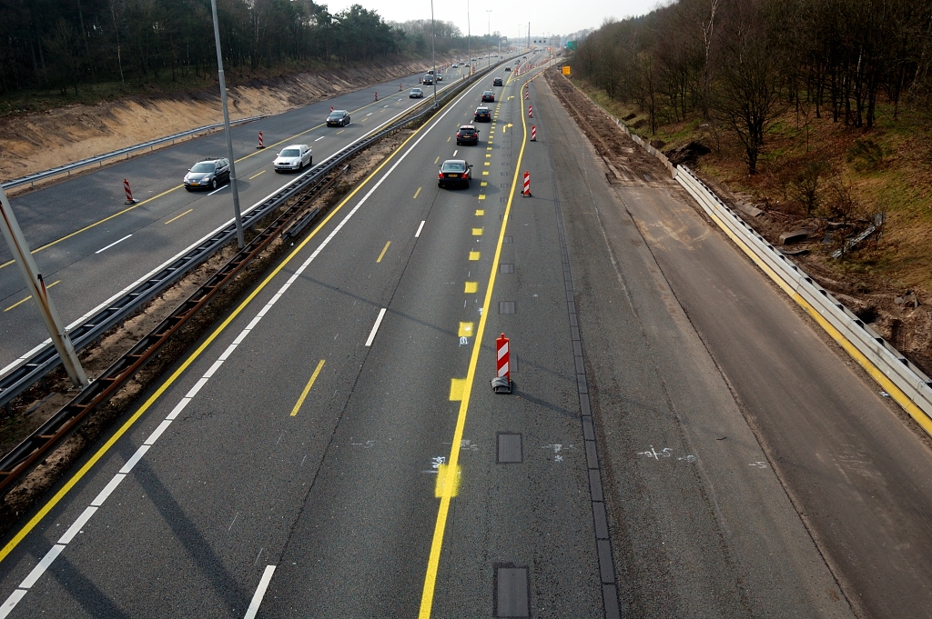 20110220-132642.JPG - Voorlopig einde van de verbreding in de HRL tussen het viaduct Wolfhezerweg en de verzorgingsplaats Kabeljauw. Bestaande markering lijkt te zijn zwartgespoten. De moeite om het weg te frezen kan men zich immers besparen, daar de ZOAB deklaag toch in zijn geheel vervangen wordt.