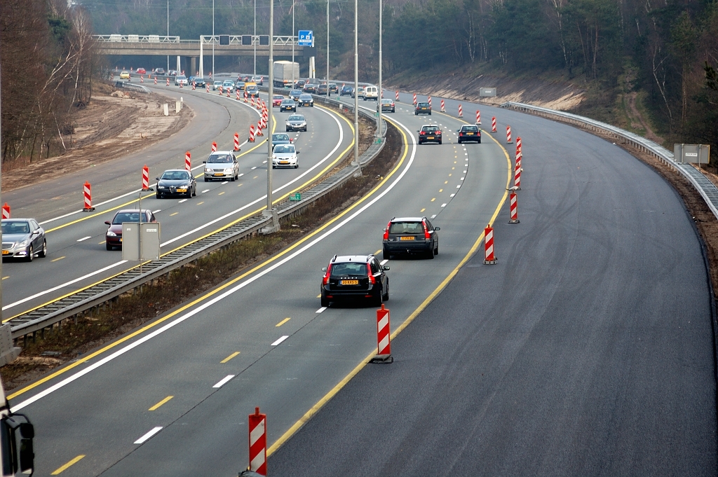 20110220-133259.JPG - ...terwijl de A50 weggebruiker zich door de (thans verruimde) ingraving aan de HRR buitenbermzijde zal wanen op niveau -1, en de spoorlijn inschat op niveau 0.