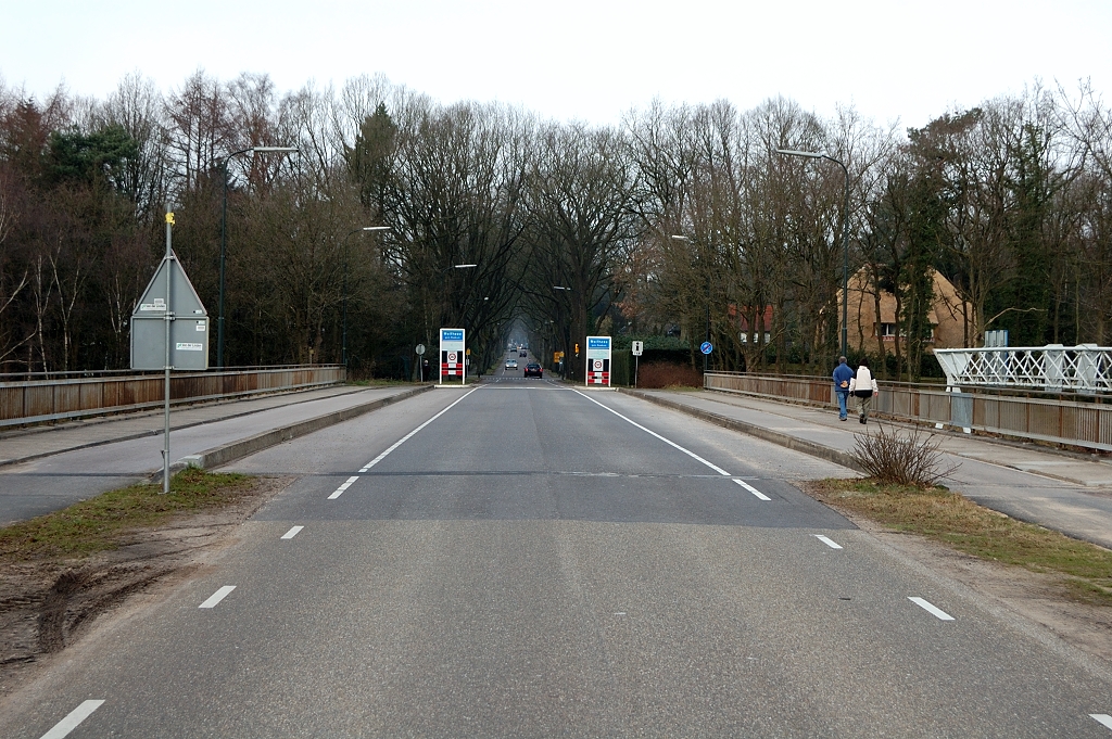 20110220-133537.JPG - De onderbenutting van de beschikbare breedte op het viaduct lijkt daar ook op te wijzen. Er hadden dus wel opstelstroken voor verkeer naar de denkbeeldige toeritten opgepast.