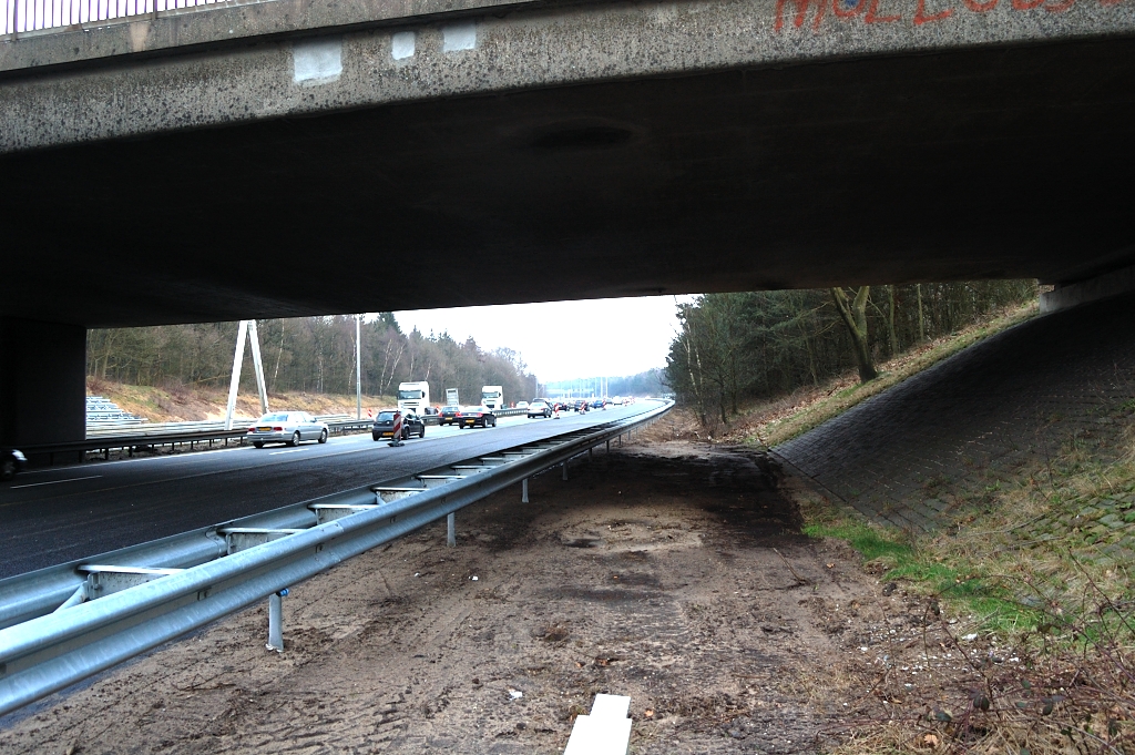 20110220-133848.JPG - Zelfs na verbreding blijft er nog een hoop ruimte over onder het viaduct Wolfhezerweg. Was er destijds, behalve een ruimtereservering voor drie rijstroken, misschien ook voorzien in een aansluiting, met in- of uitvoegstrook onder het viaduct?