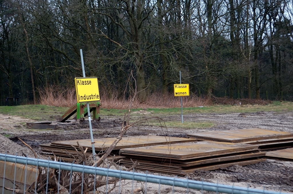 20110220-135403.JPG - Tijdens de werken doet de verzorgingsplaats dienst als opslagplaats voor de aannemer.