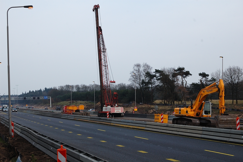 20110220-140749.JPG - Eerder waargenomen heistelling bevindt zich in de middenberm, maar nog niet op een punt in het obstakelvrije gedeelte. Steunpilaar voor het te realiseren ecoduct zal dus moeten worden beveiligd met geleiderail of barrier.