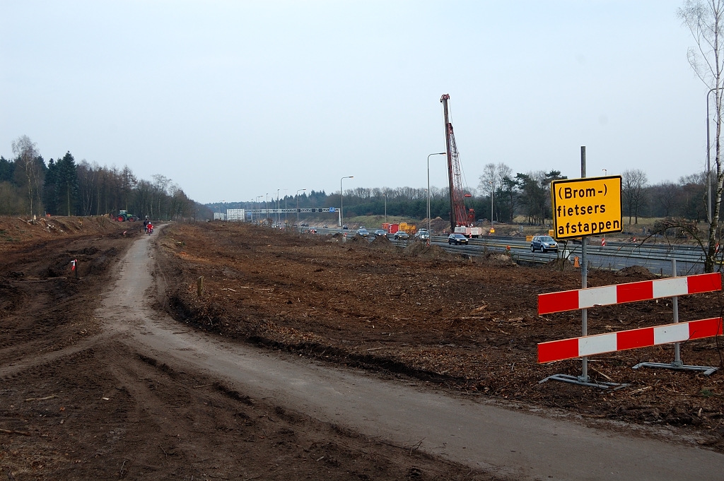 20110220-141246.JPG - Omvangrijke kaalslag in de omgeving van het nieuw aan te leggen ecoduct. We durven zelfs te stellen dat het aantal verwijderde bomen voor verkeersdoeleinden in het niet valt bij wat hier is aangericht.