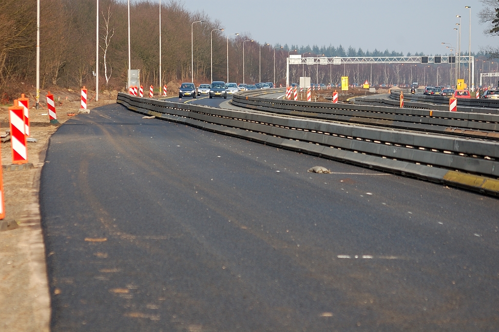 20110220-144123.JPG - Zuidelijk einde van het brede-middenberm-wegvak, waar het weer overgaat naar buitenbermverbreding. Verslaggever was zijn portable helicopter vergeten, zodat een kijkje in die vermaarde middenberm niet mogelijk was. We weten dus ook niet of het obstakelvrij blijft, zonder geleiderail tussen de rijbanen.