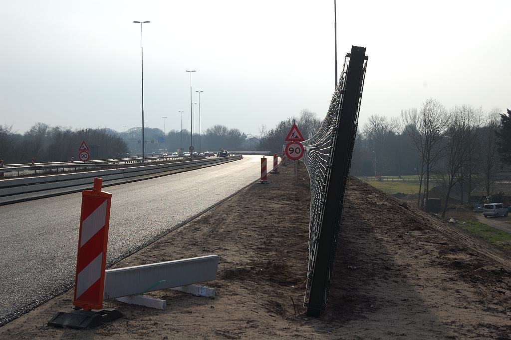 20110220-144317.JPG - Zelfde standpunt, kijkrichting 180 graden gedraaid. Start nieuw geluidscherm bij Heelsum. Een bescheiden lichtgewicht scherm gefundeerd op staal. Aan beide zijden traliewerk aangebracht voor klimbegroeing. Taludverbreding lijkt vooral nodig voor de ruimte die het scherm vereist. Het maakte amovering van een naburige opstal noodzakelijk.