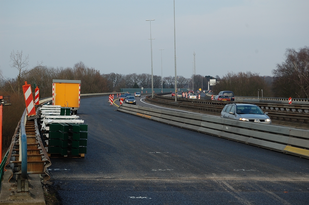 20110220-145931.JPG - Ook het landviaduct werd in 1972 reeds voorzien voor 2x3 rijstroken, en was zover bekend ook steeds geasfalteerd over de volle breedte, met kingsize vluchtstroken tot gevolg. Het kunstwerk is ook stevig genoeg voor de heroverlaging met het zwaardere dubbellaags ZOAB. In nieuwere viaducten zoals in kp. Ekkersweijer (1992) is dit niet het geval.