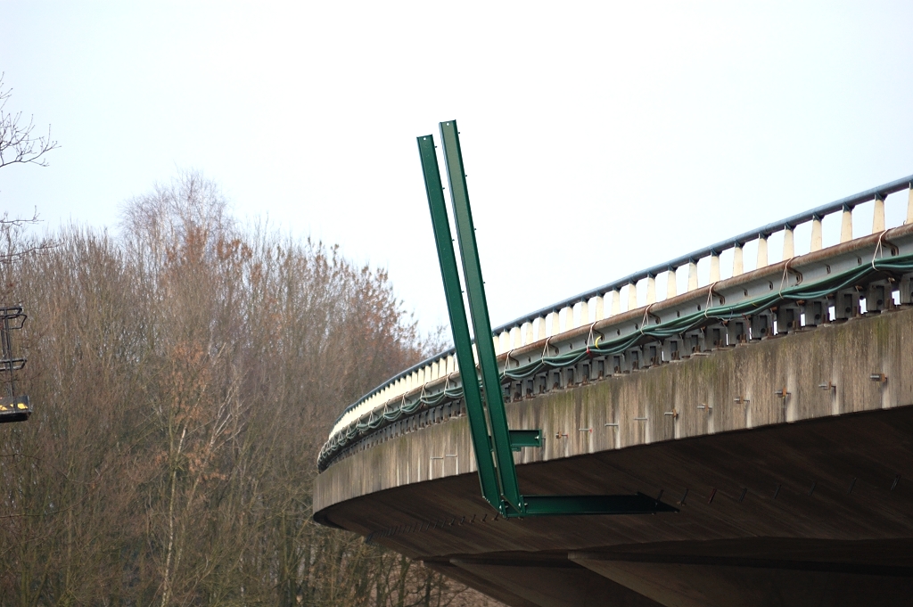 20110220-150202.JPG - Halverwege het viaduct is men gevorderd met het aanbrengen van draadeinden in die boorgaten, en zien we de eerste twee stalen staanders voor de voortzetting van het geluidscherm Heelsum, op deze zichtlokatie ongetwijfeld transparant uit te voeren.