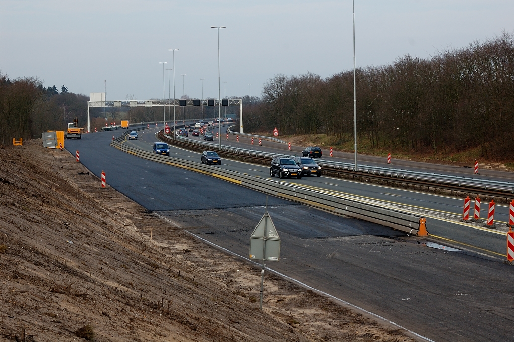 20110220-151305.JPG - Wegvak landviaduct Heelsum-aansluiting Renkum, waar er wat meer verharding is toegevoegd dan voor de verbreding tot drie rijstroken noodzakelijk lijkt. De reden daarvoor is de verlenging van de uitvoegstrook (en de invoegstrook aan de overzijde). Die stroken rijken in de eindsituatie zelfs tot enige meters op het landviaduct, met een korte insnoering van de vluchtstroken tot gevolg.