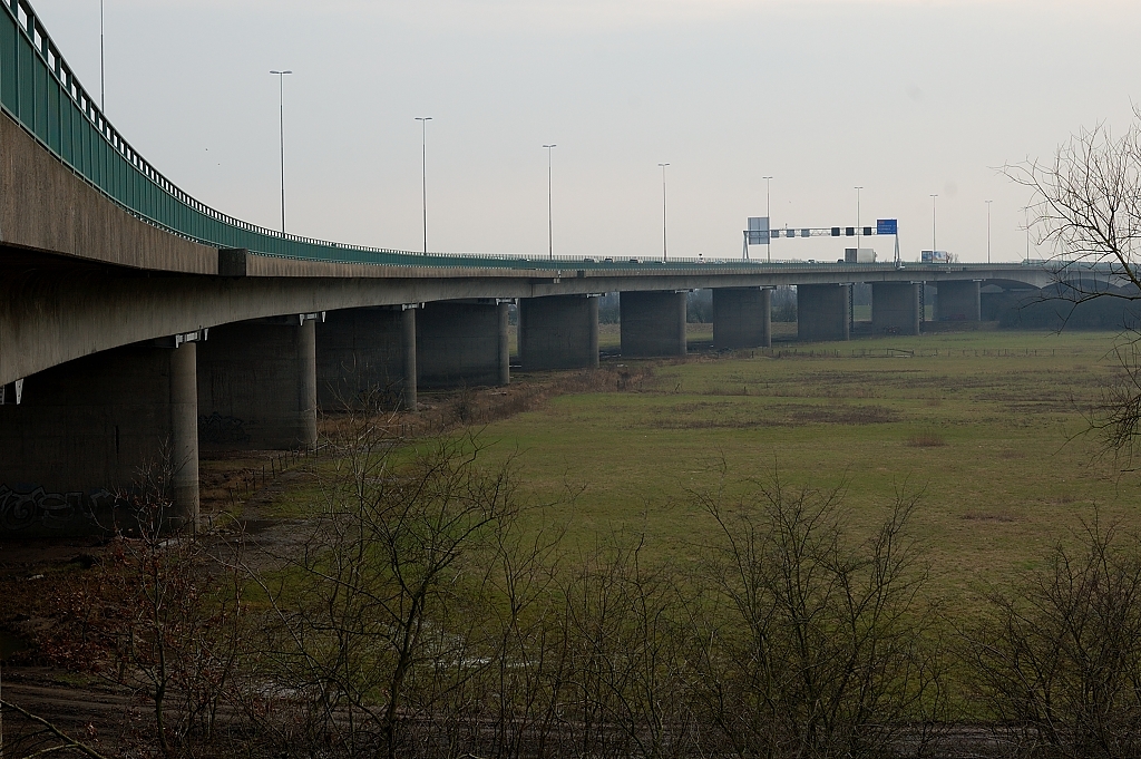 20110220-152543.JPG - Het is duidelijk dat er in de aanbrug niet alleen aan de rijbanen is gewerkt. We ontwaren de witte constructies rond de steunen.