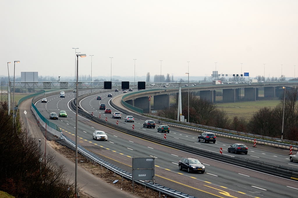 20110220-154906.JPG - Reden daarvoor is duidelijk: afwezigheid vluchtstroken op de Nederrijnbrug, die verder verkeerstechnisch geheel is afgerond met 2x3 rijstroken en DZOAB. Mogelijke ruimte voor die vluchtstroken blijft voorbehouden aan fietsers (links) en landbouwverkeer op een wisselbaan.