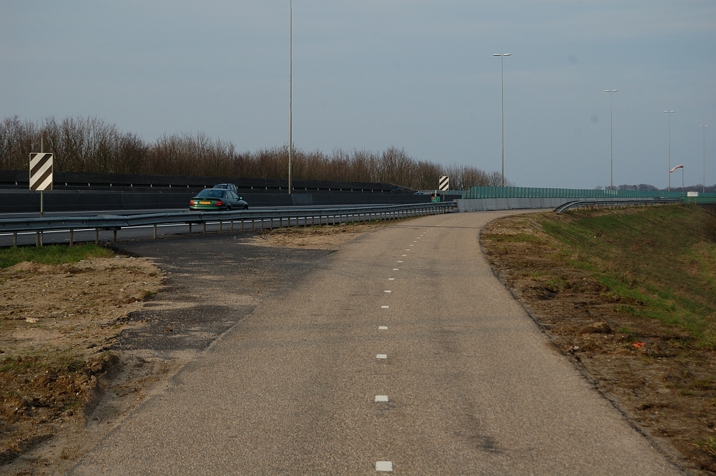 20110220-161920.JPG - Wel nieuw: calamiteitentoerit en CaDo. Hulpdiensten kunnen zo aanrijden vanaf de Achterstraat (N837) en het fietspad.