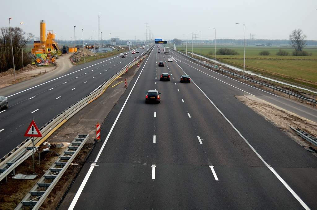 20110220-171004.JPG - HRL tussen vzp. Weerbroek en kp. Valburg nog niet voorzien van toplaag en permanente markering. Links de opgeheven verzorgingsplaats Meilanden, thans onder meer in gebruik voor een betoncentrale.