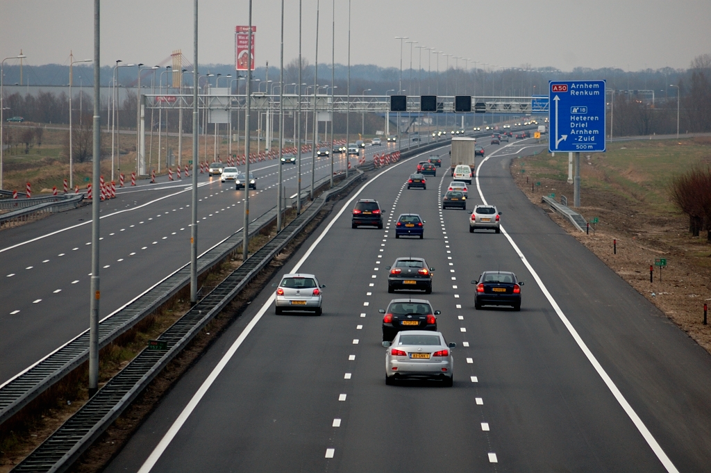 20110220-171224.JPG - 2x3 op DZOAB lijkt voltooid vanaf het noordelijk hoofd van de Nederrijnbrug (km 161,8) tot aan het viaduct Weteringsewal (km 157,5) (standpunt). Alle bewegwijzering vervangen door NBA.