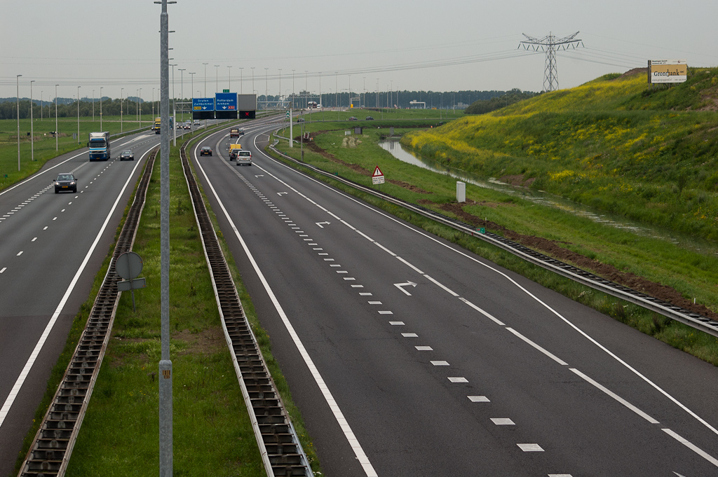 20110803-111320.jpg - Aan de oostzijde van het knooppunt Ewijk zien we recente grondomwoelingen langs de A73 HRR. Misschien voor het verleggen van leidingen, alhoewel volgens de tracekaarten de verhardingsbreedte slechts marginaal toeneemt. In de HRL is dit anders.