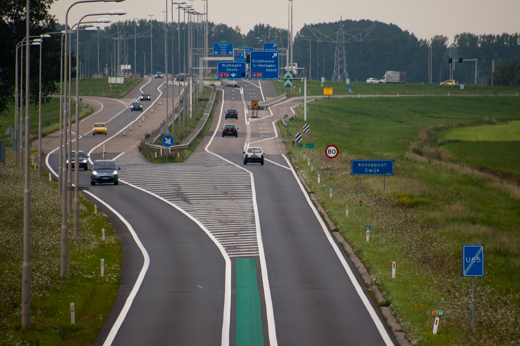 20110803-114622.jpg - Aan het betonnen barrier circus in de route N322->A73 komt met de verbouwing een einde, maar daar is nog niets van te zien aan de westzijde van het knooppunt Ewijk.