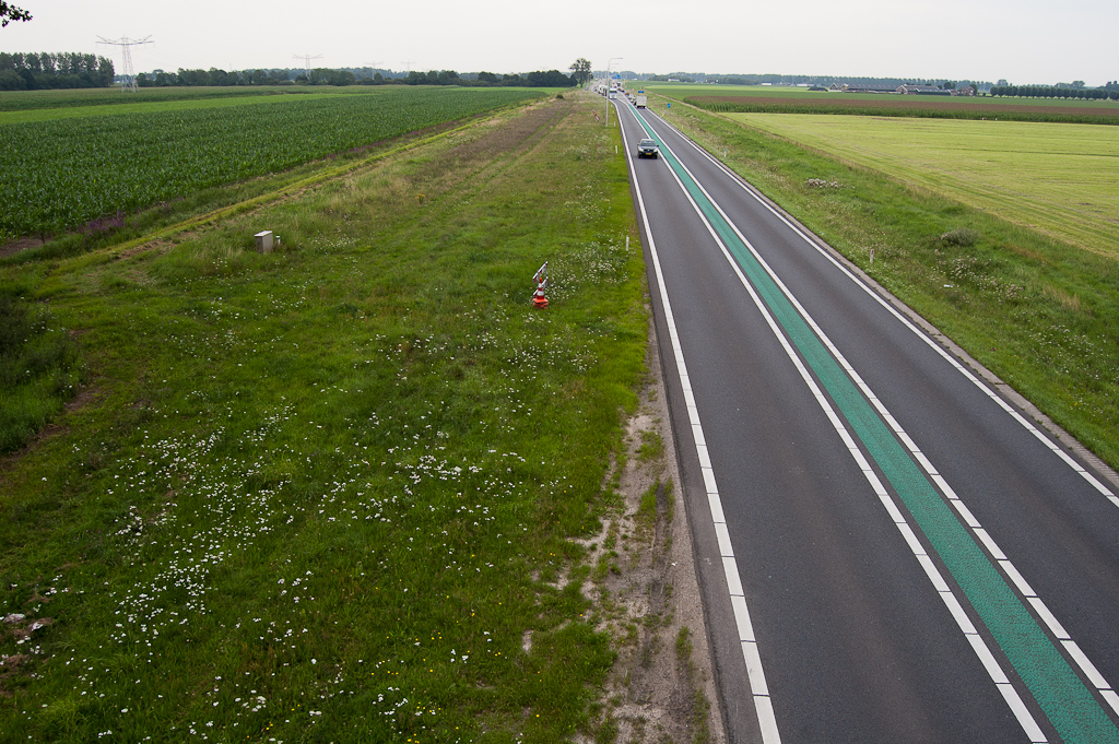 20110803-114856.jpg - Verplicht nummer bij een bezoek aan de N322. Gapende ruimtereservering voor een echte autosnelweg, die aanwezig is van het knooppunt Ewijk tot aan de kruising met de N329, een trace van ruim 8 km lengte.