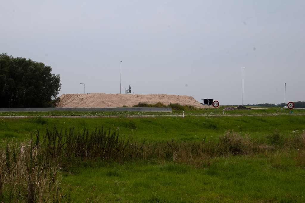 20110803-121511.jpg - Het zal voorbelasting zijn voor de nieuw te realiseren turbineboog in de relatie Arnhem-Nijmegen. Op de al jaren geleden uit verkeer genomen klaverlus staat een barrier met onduidelijke functie. Na de verbouwing wordt hij trouwens weer opengesteld.