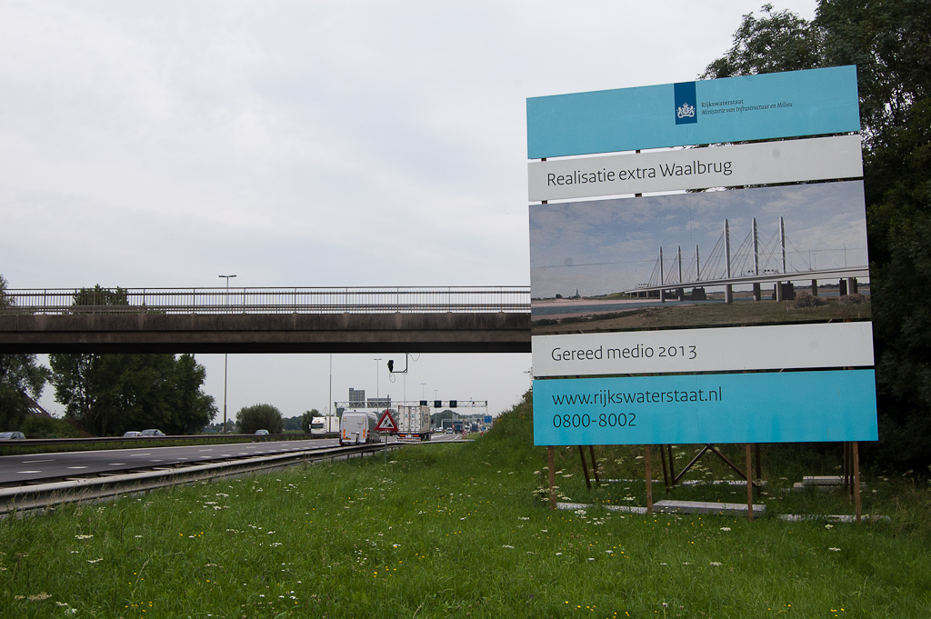 20110803-122553.jpg - Alhoewel er dus al zichtbare aanwijzingen zijn voor de verbreding van de A50 tussen de knooppunten Ewijk en Valburg, verkiest de opdrachtgever vooralsnog enkel nog bouwborden voor een deelproject. Deze staat bij het viaduct Koningstraat, waar 2x4 rijstroken moeten komen.