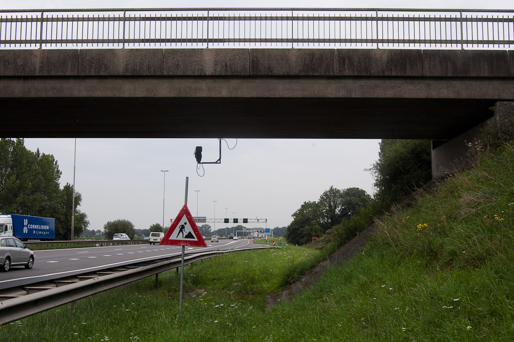 20110803-122659.jpg - Het viaduct werd destijds ruim gedimensioneerd, zoals we dat bij veel jaren-70 kunstwerken aantreffen. Voor 2x4 lijkt toch op zijn minst een afsnijding van het talud onder het viaduct noodzakelijk, met grondkerende maatregelen.