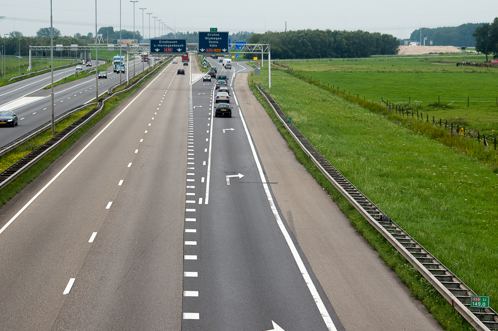 20110803-123006.jpg - Aan de noordzijde van het knooppunt Ewijk ontwaren we een zandhoop rechts in de foto.