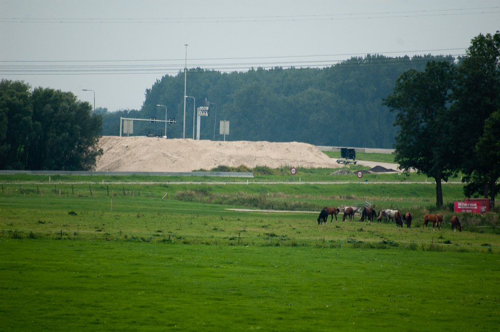 20110803-123021.jpg - Het zand is gestort in de ruimte die door de afgesloten klaverlus in de relatie Nijmegen-Eindhoven wordt omsloten.