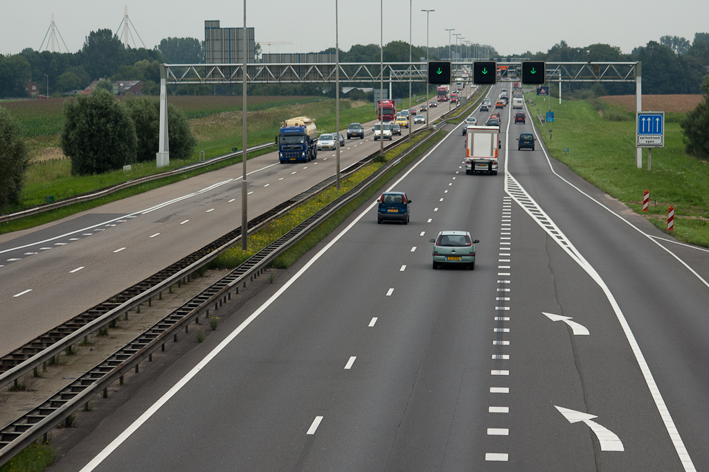 20110803-123145.jpg - Weinig belemmering voor de verbreding tussen het viaduct Koningstraat en de onderdoorgang van Heemstraweg. Zelfs de portalen zouden kunnen blijven staan, als je ze beveiligt met geleiderail.