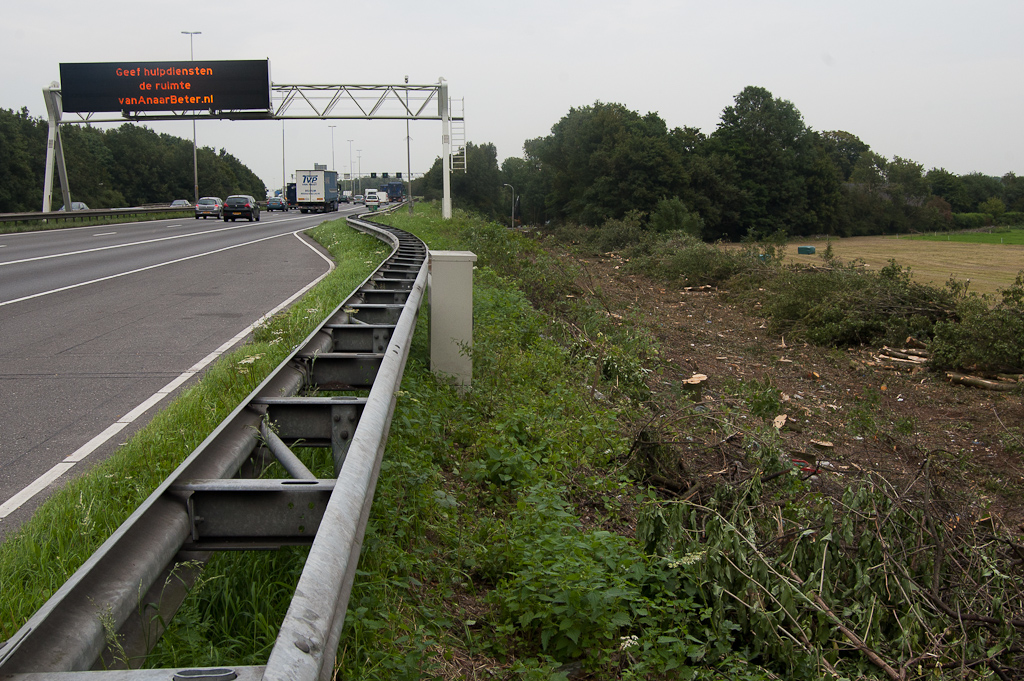 20110803-125112.jpg - De van Heemstraweg naderend is een taludverbreding uiteraard wel noodzakelijk en zien we dan ook kapwerk in uitvoering.