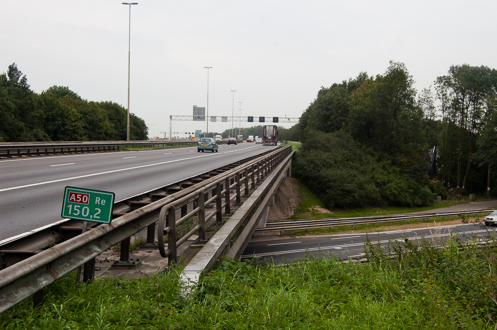 20110803-125559.jpg - Geen jaren-70 ruimtereservering in het viaduct over de van Heemstraweg. Forse verbreding is hier dan ook noodzakelijk voor 2x4 met vluchtstroken. Ook hier zien we op de tracekaart enkel de summiere mededeling "aan te passen kunstwerk", zodat niet duidelijk is of het bestaande kunstwerk wordt verbreed, of dat het in zijn geheel wordt vervangen. Rechts in de foto kun je nog net een werktuig zien staan...