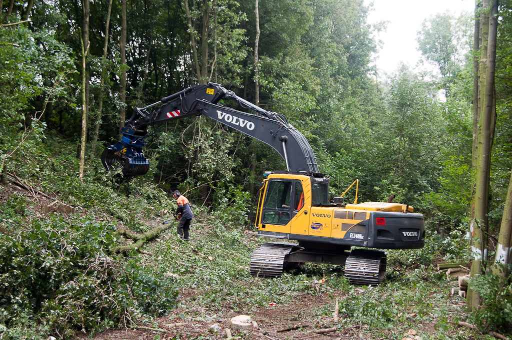 20110803-125956.jpg - ...het zijn lumberjackers die bezig zijn met het talud van de A50 HRR tussen de van Heemstraweg en de Waalbrug. Relatief veel dijklichaam moet hier worden toegevoegd wegens de wegasverschuiving ten gevolge van de tweede Waalbrug, en de vork die het verkeer in een 2+2 configuratie over de oude brug moet leiden.