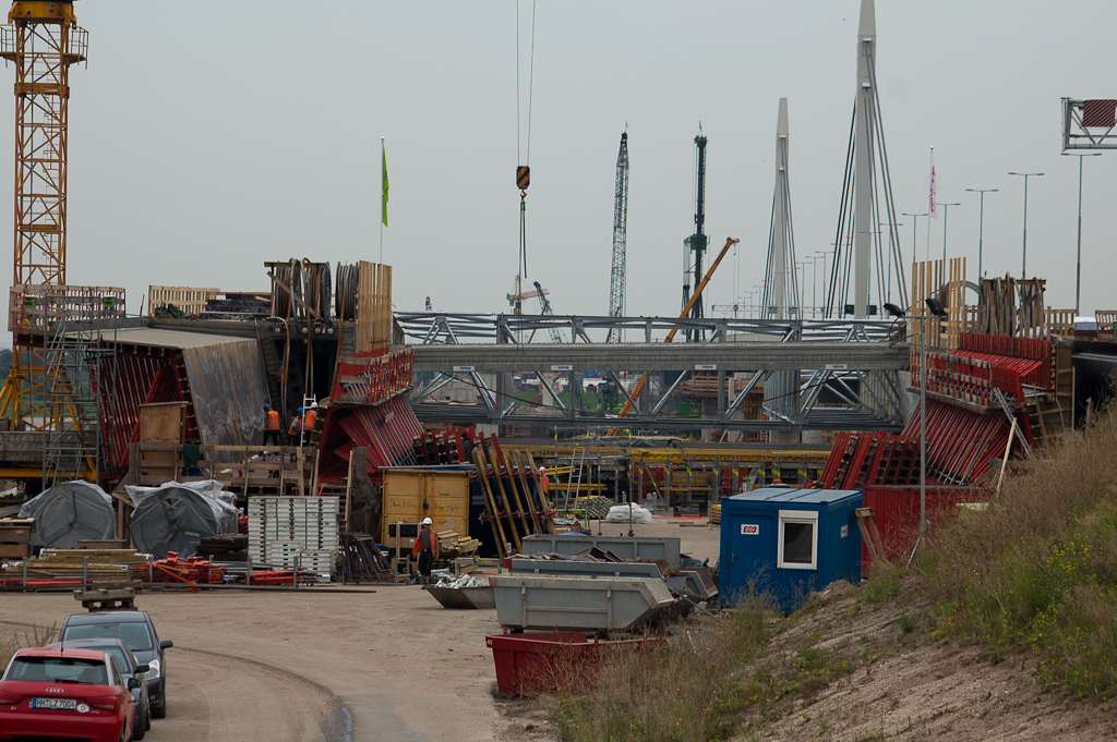 20110803-130631.jpg - Brugdeel dat wordt gestort op een werkterrein op de zuidelijke oever, maar moet worden opgeschoven naar de rivier toe.