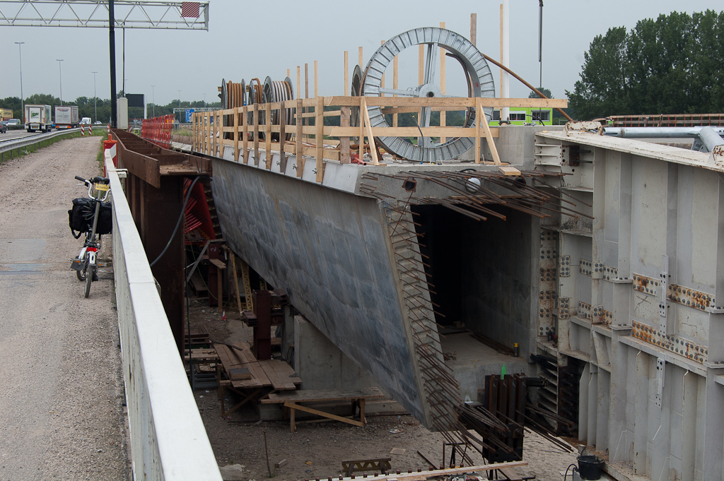 20110803-132857.jpg - Verwijderde bekisting van een verschoven segment van de oostelijke koker. Misschien dat die is hergebruikt voor de bouw van het volgende segment, enkele foto's eerder.