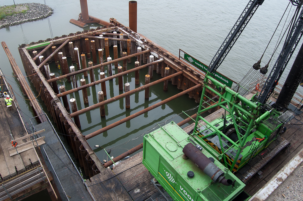 20110803-134439.jpg - Kennelijk worden er ook steunen in de Waal gebouwd. Bij de oude brug is dit ook het geval.