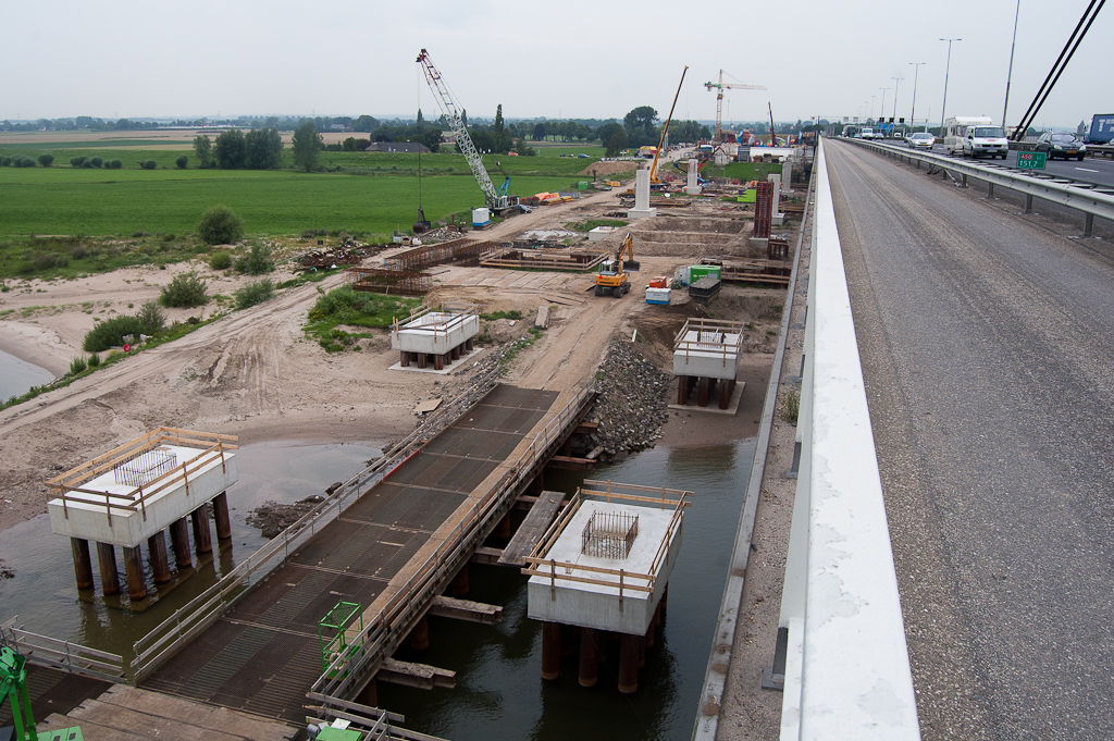 20110803-135213.jpg - Een viertal schuifsteunen zijn hier hoog gefundeerd op buispalen. In de zuidelijke uiterwaarden liggen de funderingen op maaiveld.