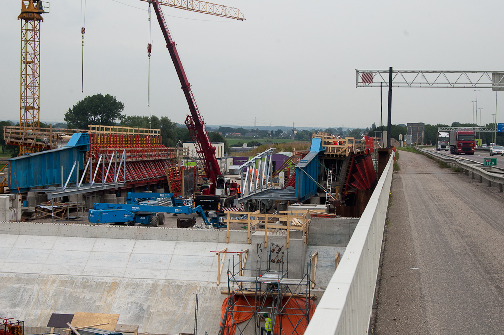 20110803-135955.jpg - Ook bij de brugdekconstructie is men aan de noordkant nog in een eerder stadium. Er is al wel beton gestort voor de kokers, maar de schuifarmen zijn nog niet gereed.