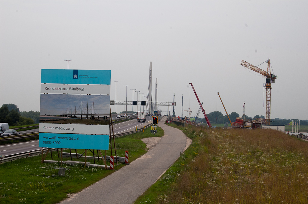 20110803-140737.jpg - Talud naar de nieuwe brug lijkt hier al gereed. In de faseringen wordt immers eerst de oude brug verkeersvrij gemaakt voor renovatie.