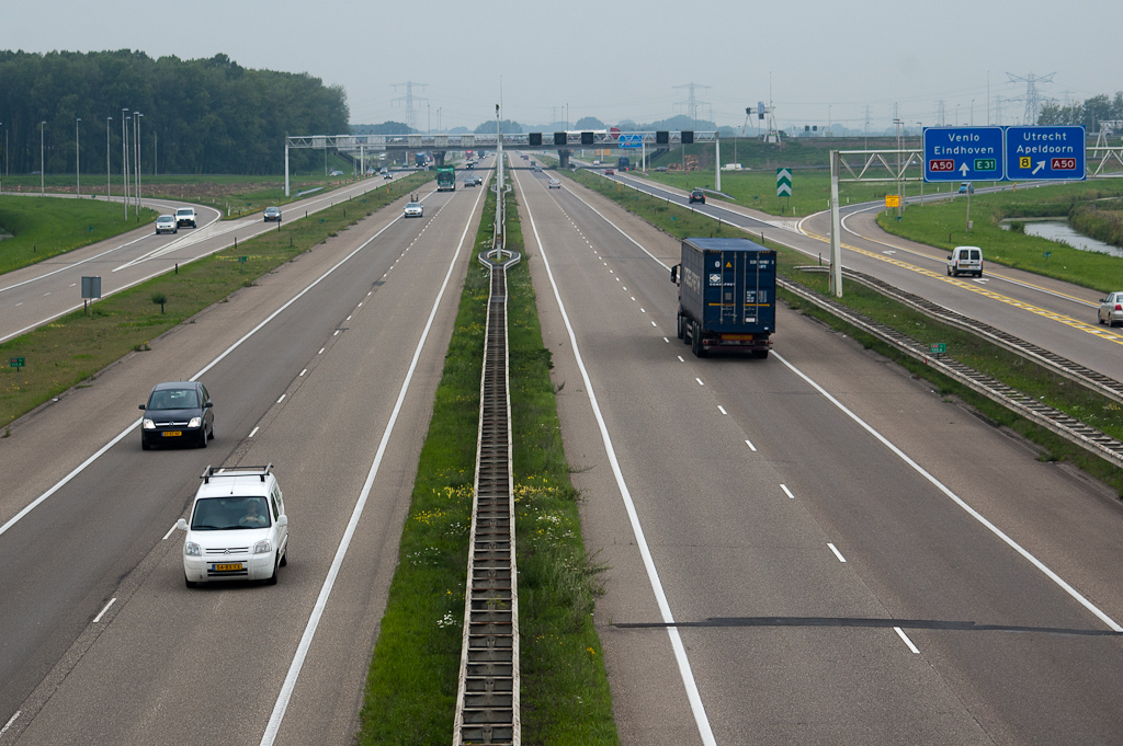 20110803-145812.jpg - De A15 in de oostzijde van het knooppunt Valburg. Hopelijk wordt bij de verbouwing ook dit substandaard asfalt vervangen, ook al maakt het geen deel uit van de te verbreden A50. Linksboven is er gewerkt...