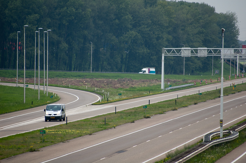 20110803-145909.jpg - ...het zijn gekapte bomen op de locatie waar de nieuwe turbineboog in de relatie Nijmegen-Rotterdam moet komen.