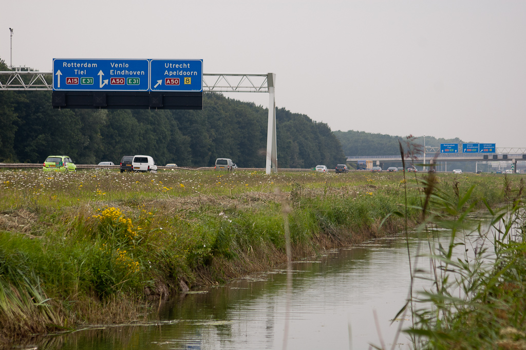 20110803-150551.jpg - Fotograaf wilde vervolgens controleren of de bewegwijzering in overeenstemming is met de gele markering. Dat valt op de portaalborden nog wel mee. Zelfs vanuit de berm kun je zien dat je niet direct moet uitvoegen voor de richting EIndhoven.