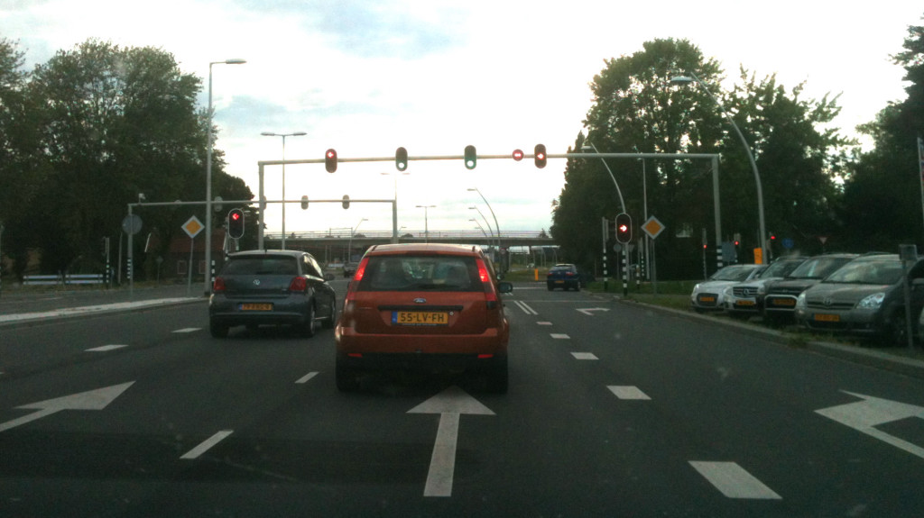 20120707-202122.JPG - Welkom dames en heren op de voormalige rijksweg 52 in Lent. Oorspronkelijk opengesteld met 1 rijbaan in 1946, en verbreed tot autosnelweg in 1955 maar nu na een langdurige en pijnlijke afwaardering terecht gekomen in deze staat. Een 1x4 wegprofiel met een gelijkvloerse kruising op de lokatie waar voorheen de Lentse Lus over het in de foto nog te herkennen viaduct een ongelijkvloerse aansluiting realiseerde. Vooruitgang op zijn Nijmeegs.