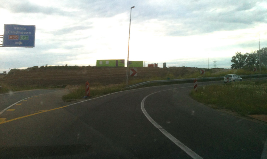 20120707-202953.JPG - Sterk verkrapte klaverlus in de relatie Arnhem-Eindhoven in het knooppunt Valburg, om werkruimte te creeeren voor de aanleg van de nieuwe turbinebogen. Het is onderdeel van het verbredingsproject van de A50 tussen de knooppunten Valburg en Ewijk tot 2x4 rijstroken.