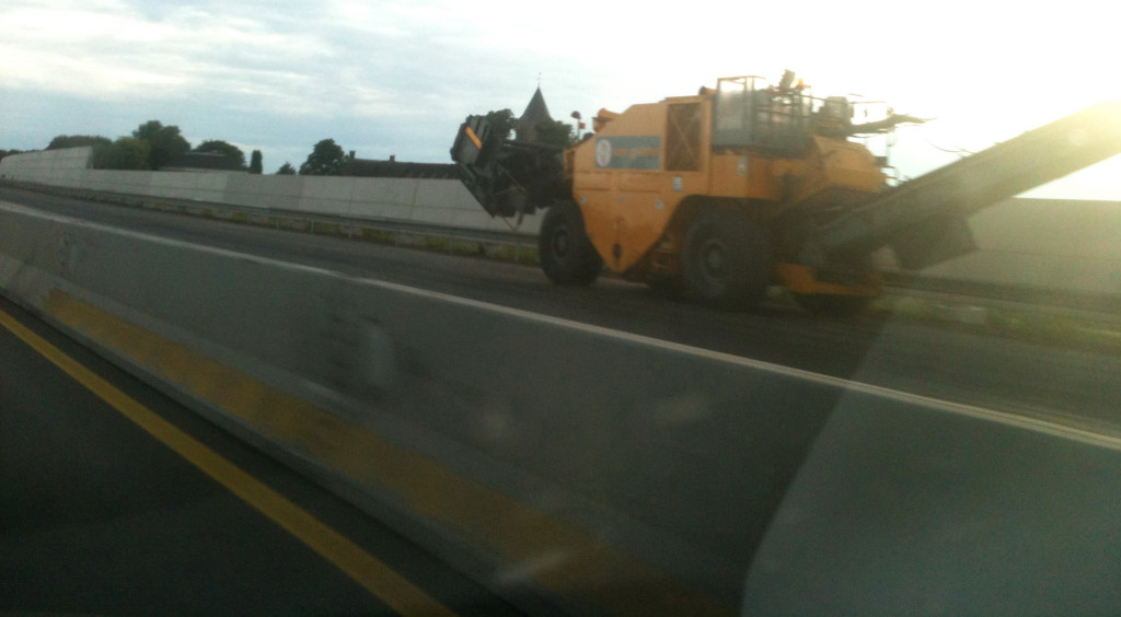 20120707-203133.JPG - Shuttlebuggy in het werkvak A50 Valburg-Waalbrug. Hij vervult een functie tussen transportvoertuig en asfaltspreidmachine, door het zwarte goud te heropschudden en -verwarmen.