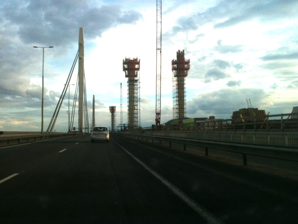 20120707-203245.JPG - De tweede Waalbrug wordt een tuibrug, net als de eerste die in 1976 werd opengesteld voor het verkeer. De nieuwe heeft echter pylonen aan de buitenzijden van de brug, de oude heeft ze in het midden.