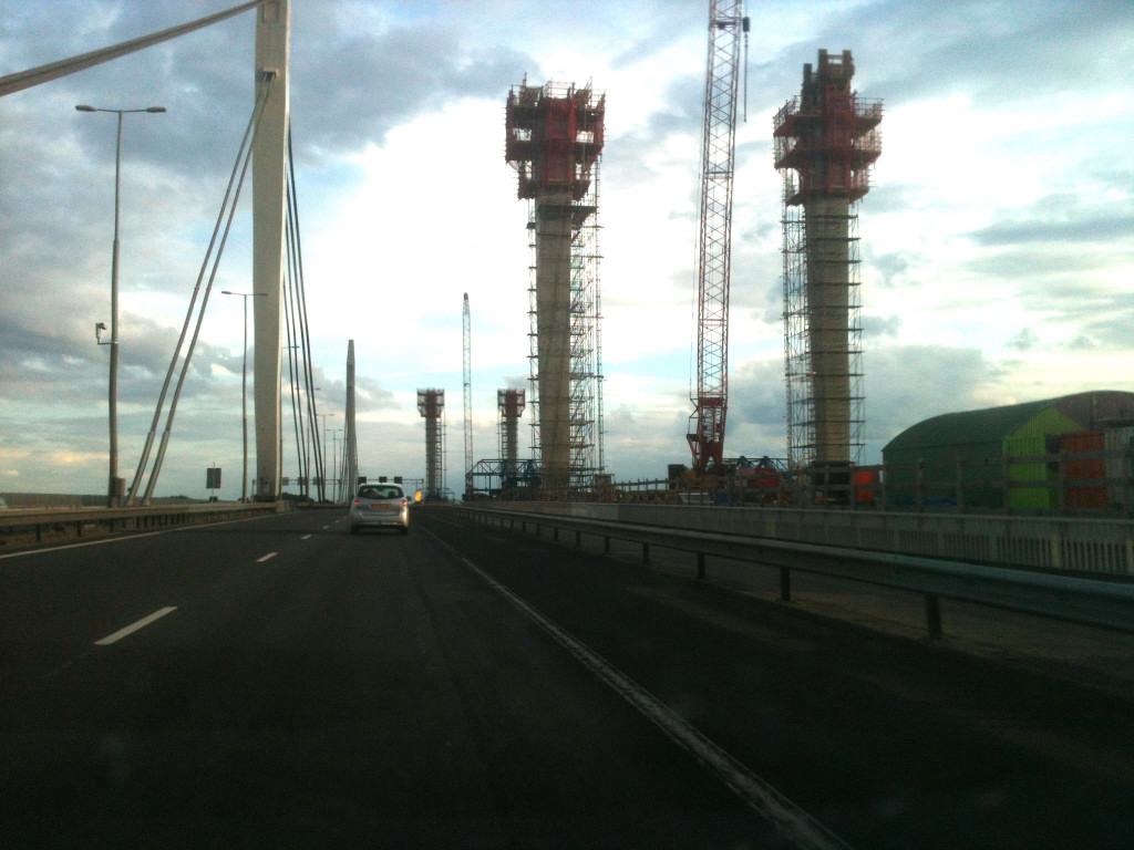 20120707-203248.JPG - Waar we nu rijden komt in de eindsituatie een rijbaan in tegengestelde richting. 2x2 naar het noorden over de oude brug, 1x4 naar het zuiden over de nieuwe brug.