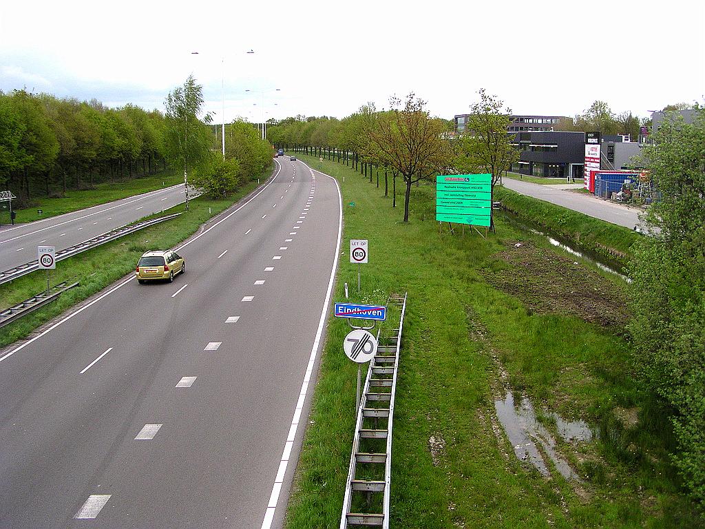 p5010052.jpg - De J.F. Kennedylaan buiten de komgrens, die in het verlengde van de A50 ligt.