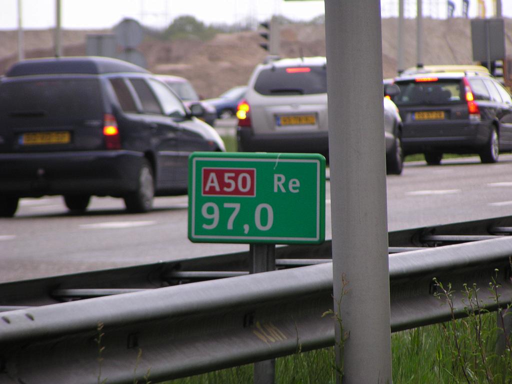 p5010066.jpg - Iets te vroeg dus. Het is hier nog de gemeentelijke J.F. Kennedylaan, niet de A50.